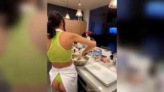 Lexythebaddie With Hot Friends Baking A Cake Wearing Bikini And Teasing Thick Ass Onlyfans Video