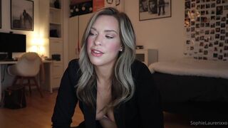 SophieLaurenxxo Blonde Milf Gets Curvy Tits Exposed While Talking to her Fans in Live Onlyfans Video