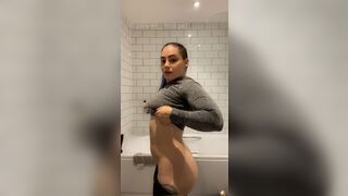 power_midget Shows her Curvy Booty and Tits in Public Washroom VIdeo