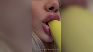 maarebeaar Lusty Girl Passionately Sucking a Banana While No one At Home Onlyfans Video