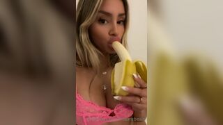 maarebeaar Lusty Girl Passionately Sucking a Banana While No one At Home Onlyfans Video