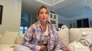 Sierra Skye Gets Exposed her Hot Figure While Talking to her Fans in live Onlyfans Video