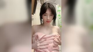 Todopokie Covering Her Big Nude Boobs With A Towel And Start Playing Onlyfans Videog