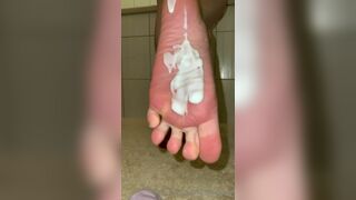 Adestoesx Removes Her Socks And Teasing Clean Feet While Applying Cream Onlyfans Video