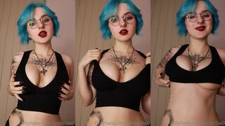 Lyracr0w0- Blue Hair Girl With Glasses Flashing Her Tits And Plays With It