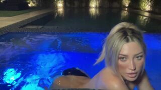 Hot Babe Teasing Huge Ass And Nude Tits In The Pool Video