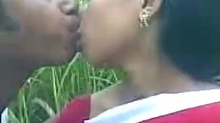 The fun of sucking the lips and ripe chicks of the girlfriend in the green field
 Indian Video