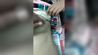 To avoid the pain, the girlfriend herself caught the cock and inserted it in her pussy
 Indian Video Tape