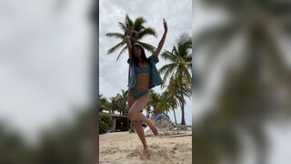 Gorgeous Charli D’Amelio Bikini Beach Dance Video Tape Leaked
