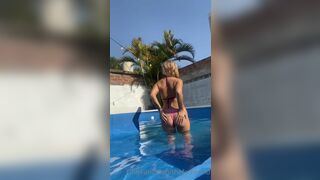 Thefartworld Beautiful Babe In Pool Farting Onlyfans Leaked Video
