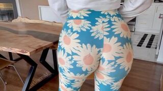 These yoga pants are so thin you can see every jiggle and bounce
[Reddit Video]