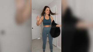 Oakleyraeee After Morning Workout Taking Off Cloths To Show How Sweaty She Is Onlyfans Leaked Video