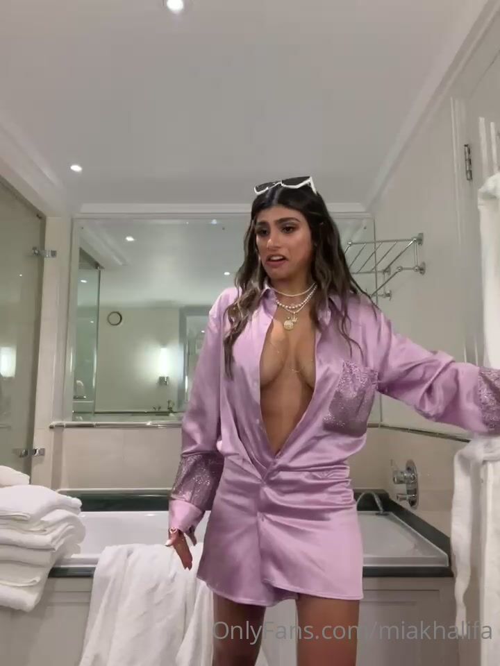 Mia Khalifa Bouncing Her Big Booty Before Take A Bath Onlyfans Leaked Video