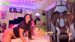 Beautuful Chubby Babe Shaking Booty On Cam