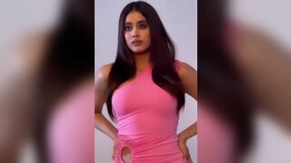 Janhvi Kapoor
[Reddit Video]