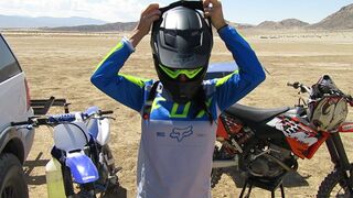 Amazing woman on motorcycle stops in the desert with man to have oral porno