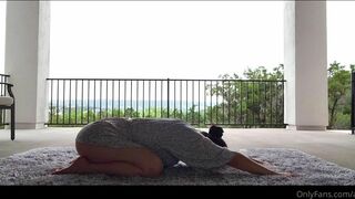 Alinity Topless Yoga Onlyfans Leaked Video