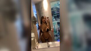 Hot Chubby Ebony Babe Reveals Her Sexy Body Mirror Selfie Cam Video