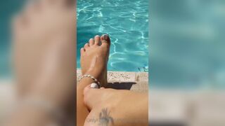 Loveleeatches Hot Babe Show Off Her Sexy Feet And Toes Onlyfans Leaked Video