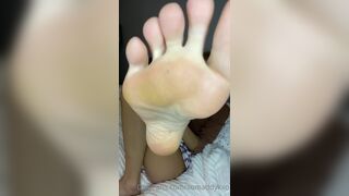 Xomaddykxo Blonde Chick Want Someone To Kiss And Sniff Her Smelly Feets Onlyfans Video