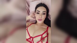 Leahgoeswilde Raven Haired Slut Bounces On Dildo And Tease It Like a Cock Onlyfans Video