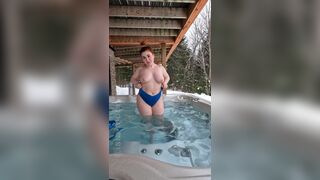 Isla Moon Busty Naked Slut With Big Boobs Masturbate and Had an Orgasm in a Hot Tub Outside Onlyfans Video