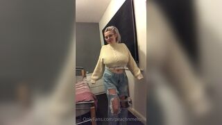 Peachnmelons Nerd Busty Tease Her Huge Boobs And Shows Ass Cheeks Onlyfans Video