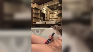 LouiseJenkin Lusty Milf Uses Multiple Vibrator On Her Pussy In Bathtub Video
