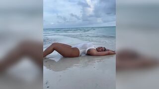 Top HD Demi Lovato Enjoys Her Vacation In The Maldives 5 Photos  Video