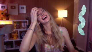 Bebahan AKA Hannah Sexy Girl Reacting To Twitch Fails Video