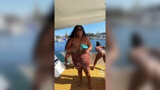 Lizzo and Her Friends Twerks Their Big Booty on Cam Video