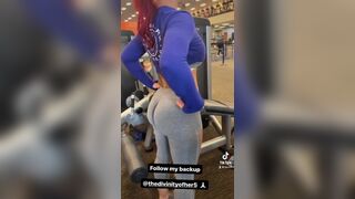 Gym Girl Exposed Her Butt Cheeks While doing Workout Video