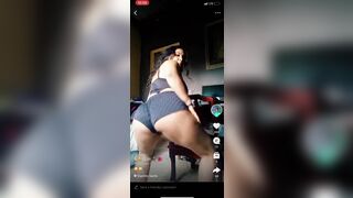 Big Booty Babe Twerks Them on Cam Video