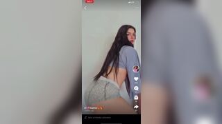 Sophia Cute Girl Twerking Her Big Booty on Cam Video