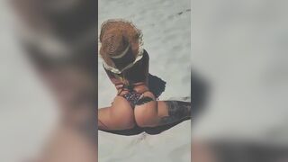 Flexible Ebony Exposed He Big Butt While Spreading Legs on Beach Video