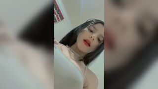 Dayanaalvear15 Teen Tiktoker Exposed Her Curvy Tits While Showing a Puppy Video