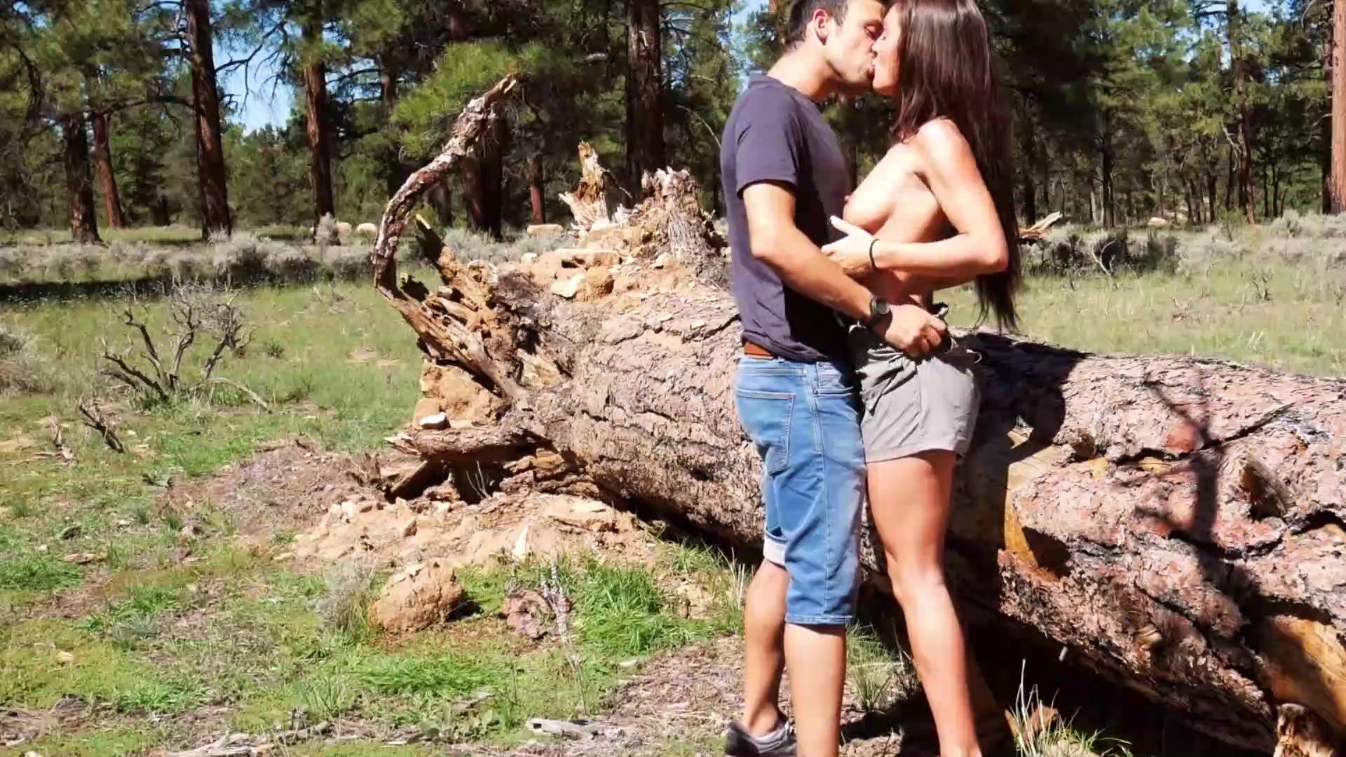 Amateur couple having porno on a big wooden block bilde bilde